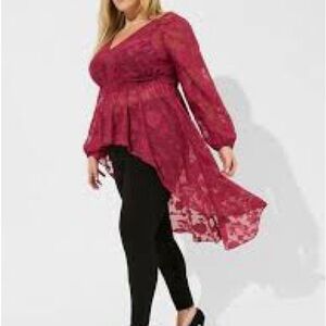 🎉NWT🎉 Torrid Size 1 - Burgundy Chiffon Hi Lo Top with rose print